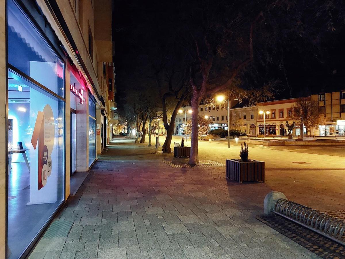 Square 16 Apartman - Absolutely Central Location With Self Check In Szombathely Exterior photo